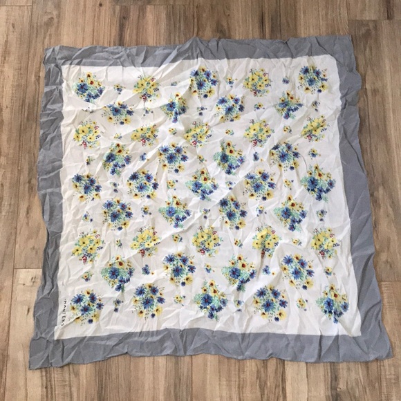 Two silk/polyester blend scarves - Picture 2 of 5